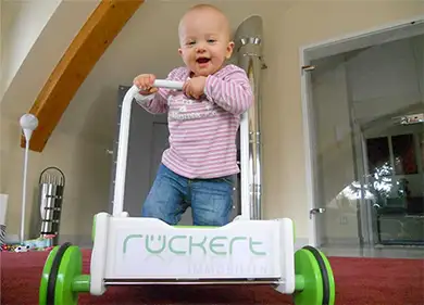 Wike-mit-Firmenwagen-lachend